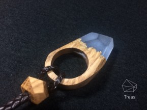 Кулон-кольцо с деревянным камушком