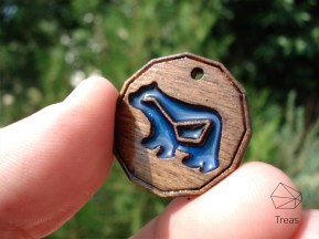 Знак зодиака Водолей - медальон (кулон) из дерева и смолы