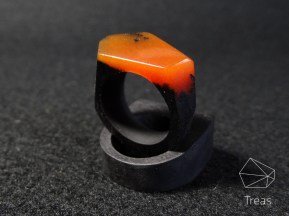 Ярко-оранжевое кольцо из смолы и черного граба
