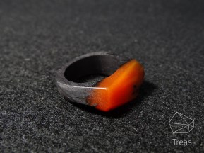 Ярко-оранжевое кольцо из смолы и черного граба
