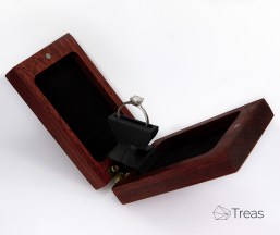 Шкатулка для помолвочного кольца с поворотным механизмом из дерева падук