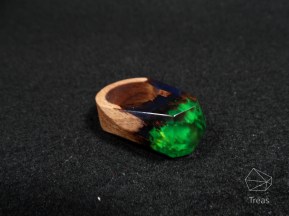 Остров - кольцо из дерева бук и ювелирной смолы