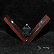 Шкатулка для помолвочного кольца с подсветкой и поворотным механизмом из дерева падук