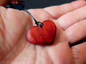 Миниатюрный кулон из дерева Падук в форме сердца ❤