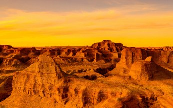 Закат в Пустыне Гоби - кулон из ювелирной смолы и бука