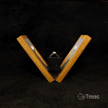 Шкатулка для помолвочного кольца с подсветкой и поворотным механизмом из дерева дуб